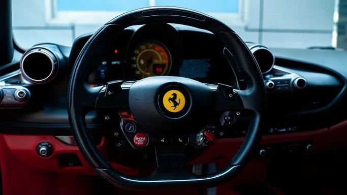 Подержанный Ferrari F8 Tributo, 3.9 л, 2020 в Дубае от Pegasus Automobile Красный цвет. Европейская | AUTO.AE