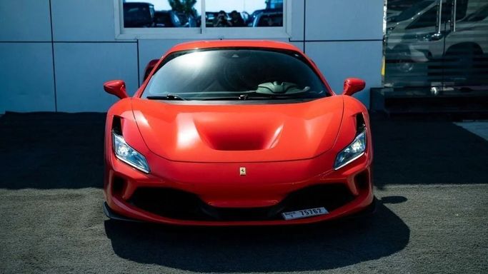 Подержанный Ferrari F8 Tributo, 3.9 л, 2020 в Дубае от Pegasus Automobile Красный цвет. Европейская | AUTO.AE