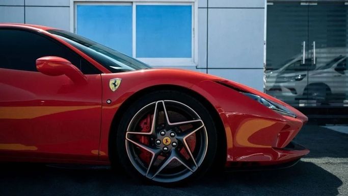 Подержанный Ferrari F8 Tributo, 3.9 л, 2020 в Дубае от Pegasus Automobile Красный цвет. Европейская | AUTO.AE