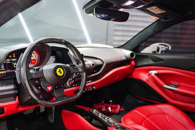 Подержанный Ferrari F8 Tributo, 3.9 л, 2021 в Дубае от Sanam Cars Белый цвет. GCC | AUTO.AE