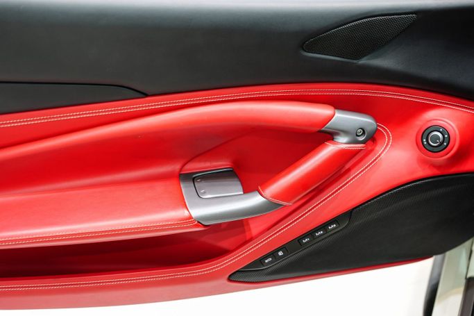 Подержанный Ferrari F8 Tributo, 3.9 л, 2021 в Дубае от Sanam Cars Белый цвет. GCC | AUTO.AE