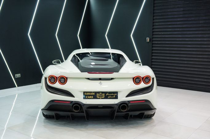 Подержанный Ferrari F8 Tributo, 3.9 л, 2021 в Дубае от Sanam Cars Белый цвет. GCC | AUTO.AE