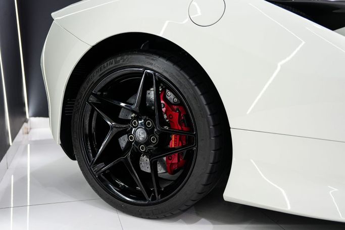 Подержанный Ferrari F8 Tributo, 3.9 л, 2021 в Дубае от Sanam Cars Белый цвет. GCC | AUTO.AE