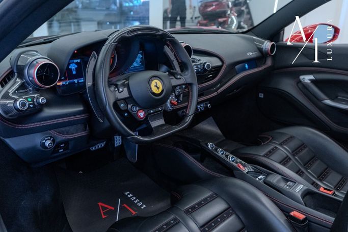 Подержанный Ferrari F8 Tributo, 3.9 л, 2022 в Дубае от A1 Luxury Motors Красный цвет. Европейская | AUTO.AE