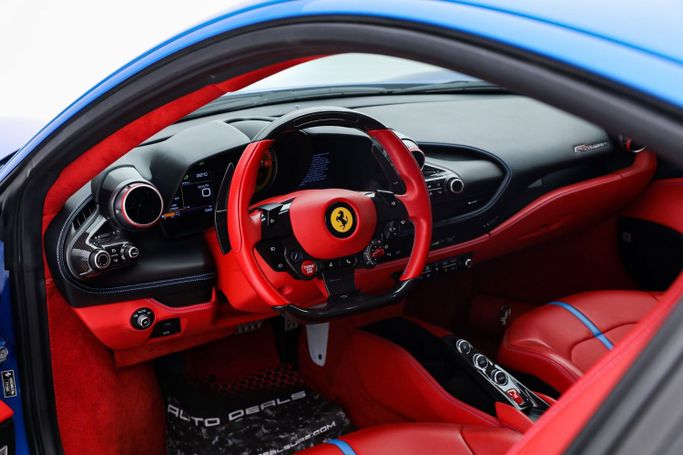 Подержанный Ferrari F8 Tributo, 3.9 л, 2020 в Дубае от AUTO DEALS Синий цвет. GCC | AUTO.AE