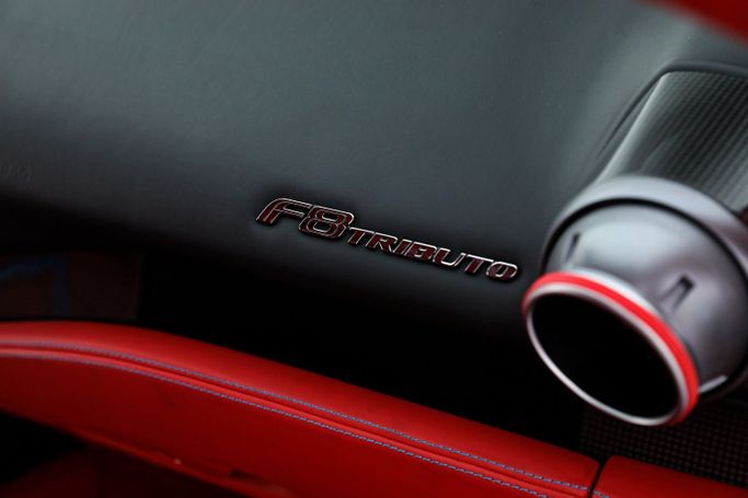 Подержанный Ferrari F8 Tributo, 3.9 л, 2020 в Дубае от AUTO DEALS Синий цвет. GCC | AUTO.AE