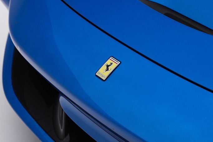 Подержанный Ferrari F8 Tributo, 3.9 л, 2020 в Дубае от AUTO DEALS Синий цвет. GCC | AUTO.AE