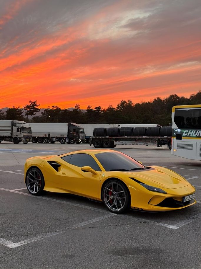 مستعملة Ferrari F8 Tributo, 3.9 l, 2021 في في دبي من Fair Import، اللون أصفر. المواصفات الكورية | AUTO.AE