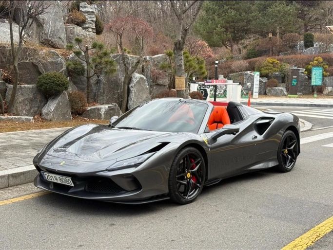 مستعملة Ferrari F8 Spider, 3.9 l, 2021 في في دبي من Fair Import، اللون رمادي. المواصفات الكورية | AUTO.AE