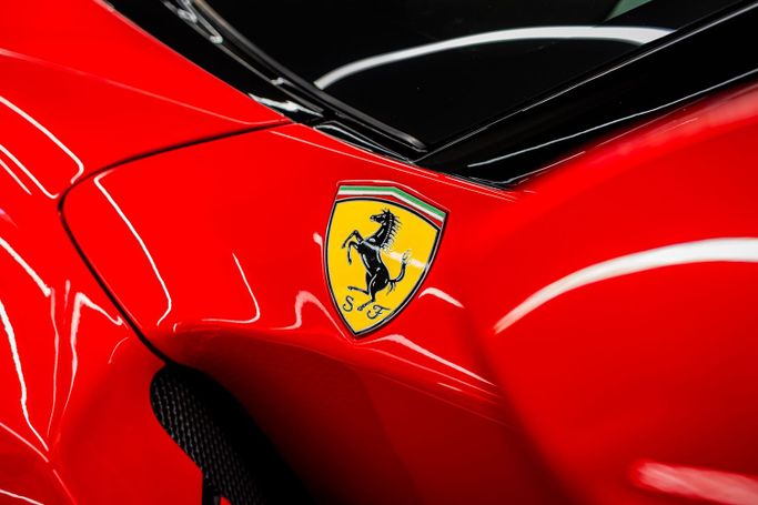 Used Ferrari LaFerrari, 6.3 l, 2014 in Dubai, Red color. GCC Specs | AUTO.AE