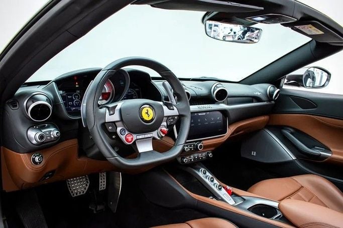 Подержанный Ferrari Portofino I Рестайлинг (M), 3.9 л, 2021 в Дубае от Maestro Motors Серый цвет. Европейская | AUTO.AE