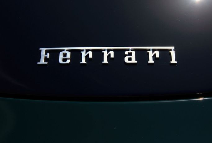 Ferrari Roma, 2025 кабриолет spider спорт класса в Дубае от POF RENTAL зеленый цвет | AUTO.AE