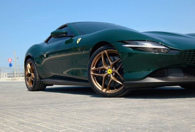 Ferrari Roma, 2025 кабриолет spider спорт класса в Дубае от POF RENTAL зеленый цвет | AUTO.AE
