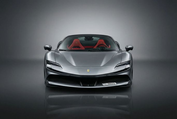 Ferrari SF90 Stradale Spider I, 2025 кабриолет спорт класса в Дубае от Rotana Star Rent a Car серебристый цвет | AUTO.AE