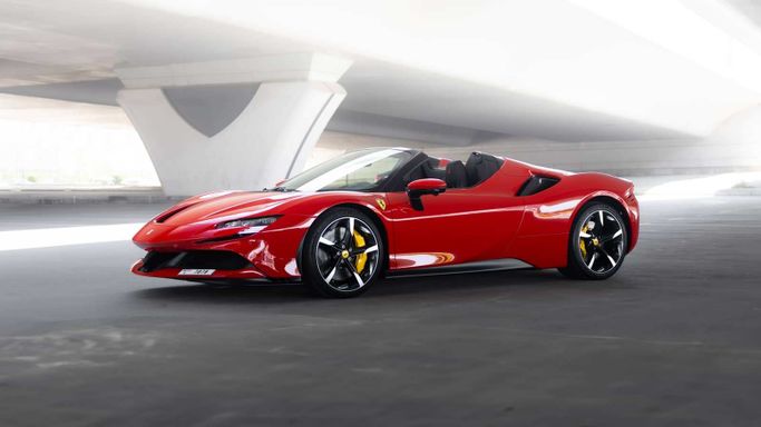 Ferrari SF90 Stradale Spider I, 2025 кабриолет спорт класса в Дубае от DELTA RENTALS красный цвет | AUTO.AE | Объявление #826