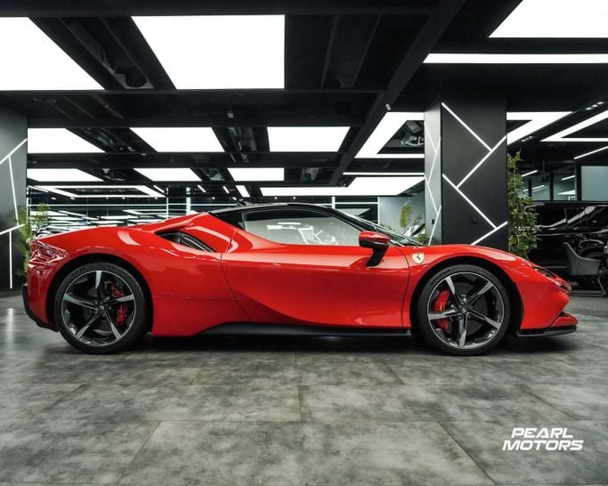 Новый Ferrari SF90 Stradale Stradale I, 4.0 л, 2021 в Дубае от Pearl Motors Красный цвет. Европейская | AUTO.AE