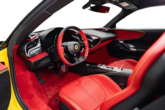 Подержанный Ferrari SF90 Stradale I, 4.0 л, 2022 в Дубае от LMG Motors Желтый цвет. Японская | AUTO.AE
