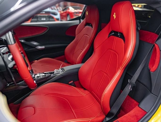 Подержанный Ferrari SF90 Stradale I, 4.0 л, 2022 в Дубае от LMG Motors Желтый цвет. Японская | AUTO.AE