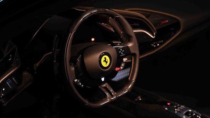 Подержанный Ferrari SF90 Stradale Spider I, 4.0 л, 2022 в Дубае от Dourado Luxury Car Желтый цвет. Европейская | AUTO.AE