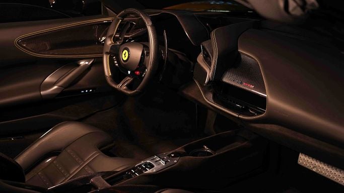 Подержанный Ferrari SF90 Stradale Spider I, 4.0 л, 2022 в Дубае от Dourado Luxury Car Желтый цвет. Европейская | AUTO.AE