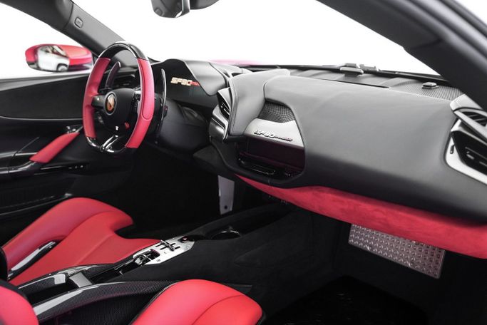 مستعملة Ferrari SF90 Stradale I, 4.0 l, 2021 في في دبي من Exotic Cars، اللون أحمر. أخرى | AUTO.AE