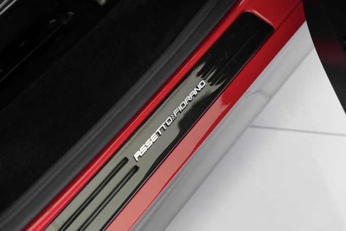 مستعملة Ferrari SF90 Stradale I, 4.0 l, 2021 في في دبي من Exotic Cars، اللون أحمر. أخرى | AUTO.AE