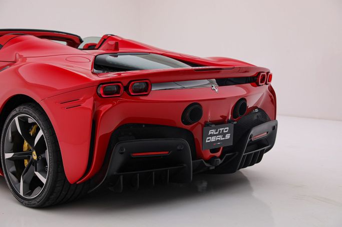 Подержанный Ferrari SF90 Stradale Spider I, 4.0 л, 2023 в Дубае от AUTO DEALS Красный цвет. GCC | AUTO.AE