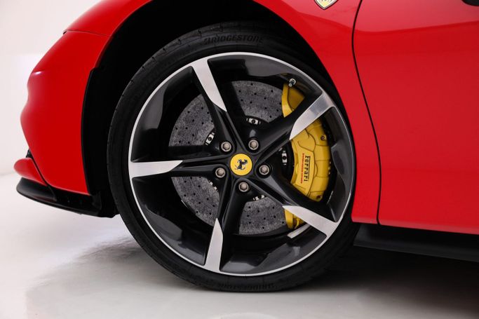 Подержанный Ferrari SF90 Stradale Spider I, 4.0 л, 2023 в Дубае от AUTO DEALS Красный цвет. GCC | AUTO.AE