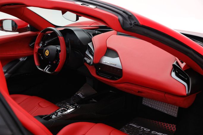 Подержанный Ferrari SF90 Stradale Spider I, 4.0 л, 2023 в Дубае от AUTO DEALS Красный цвет. GCC | AUTO.AE