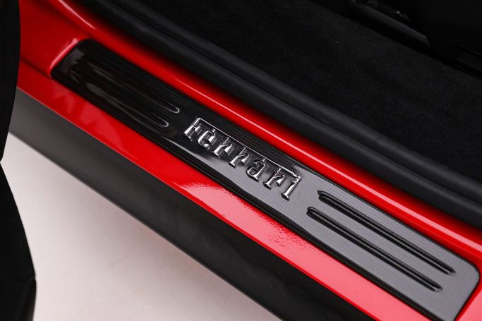 Подержанный Ferrari SF90 Stradale Spider I, 4.0 л, 2023 в Дубае от AUTO DEALS Красный цвет. GCC | AUTO.AE