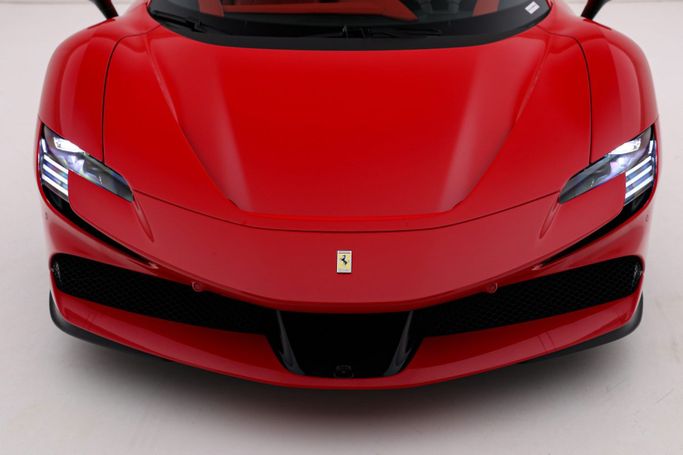 Подержанный Ferrari SF90 Stradale Spider I, 4.0 л, 2023 в Дубае от AUTO DEALS Красный цвет. GCC | AUTO.AE