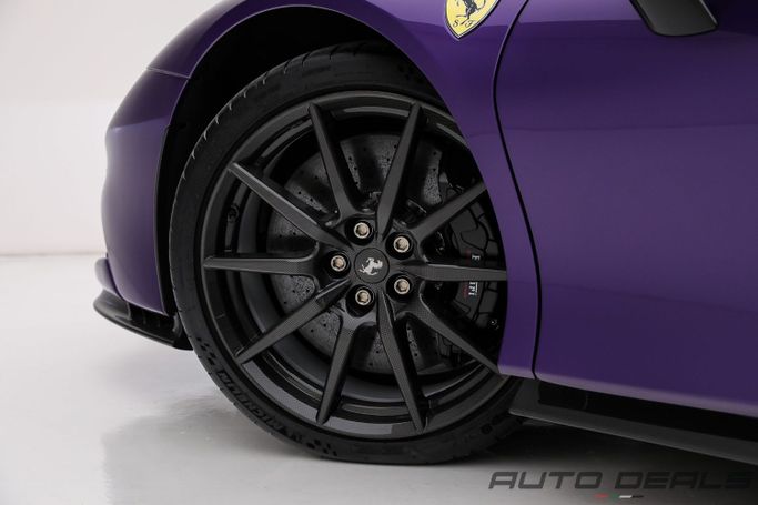 Подержанный Ferrari SF90 Stradale I, 4.0 л, 2024 в Дубае от AUTO DEALS Пурпурный цвет. Европейская | AUTO.AE