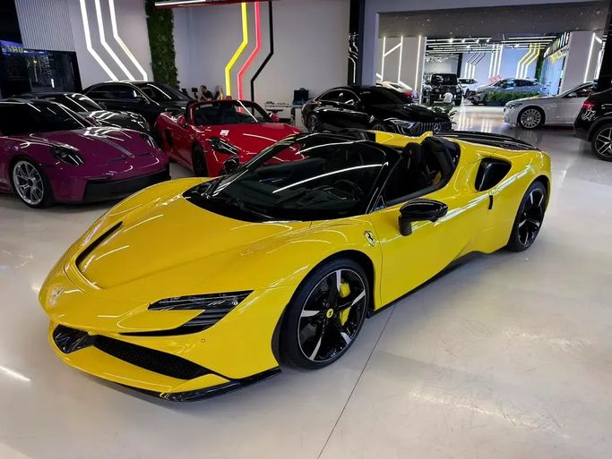 مستعملة Ferrari SF90 Stradale Spider I, 4.0 l, 2023 في في دبي من GE Motors، اللون أصفر. مواصفات الخليج | AUTO.AE | إعلان #265015