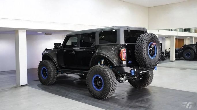 Подержанный Ford Bronco VI, 2.7 л, 2024 в Дубае от Fakhoury Черный цвет. Американская | AUTO.AE