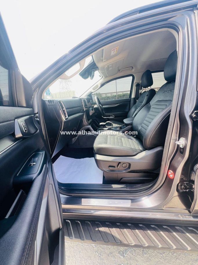 Used Ford Everest III, 3.0 l, 2023 in Dubai by Alhamd Motors, Grey color. Other | AUTO.AE