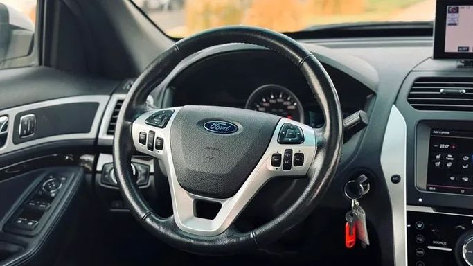 Подержанный Ford Explorer V, 3.5 л, 2012 в Дубае от Mirza Automobile FZE Белый цвет. Японская | AUTO.AE