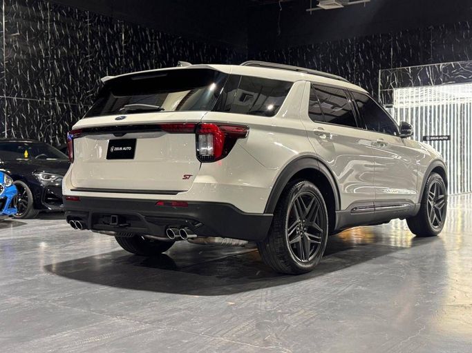 Подержанный Ford Explorer VI Рестайлинг, 3.0 л, 2025 в Дубае от Zeus Motors Белый цвет. GCC | AUTO.AE