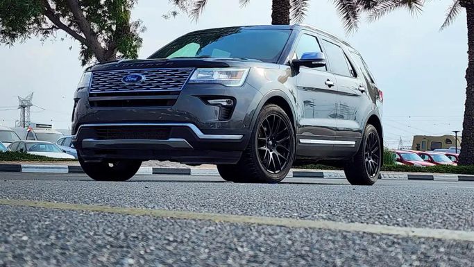 Подержанный Ford Explorer V Рестайлинг 2, 3.5 л, 2019 в Дубае от Euro Motors Fzco Серый цвет. Канадская | AUTO.AE