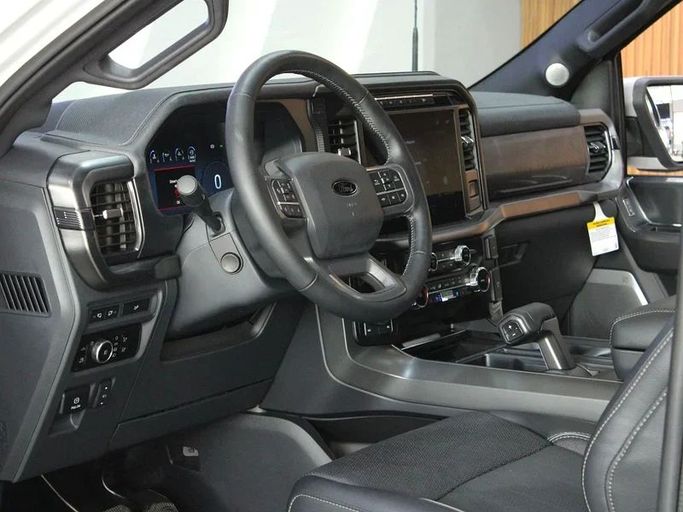 Подержанный Ford F-150 XIV Рестайлинг, 3.5 л, 2024 в Дубае от Hot Wheel Used Motors Белый цвет. Other | AUTO.AE