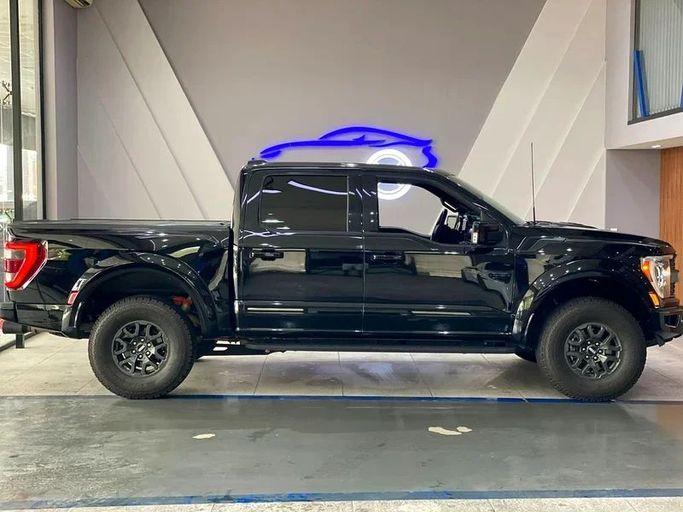 Подержанный Ford F-150 XIV, 3.5 л, 2022 в Дубае от Hot Wheel Used Motors Черный цвет. Американская | AUTO.AE