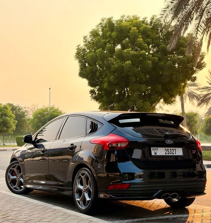 Used Ford Focus ST III Facelift, 2.0 l, 2015 in Dubai, Black color. GCC Specs | AUTO.AE