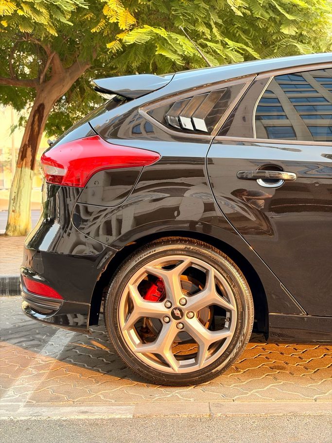 Used Ford Focus ST III Facelift, 2.0 l, 2015 in Dubai, Black color. GCC Specs | AUTO.AE