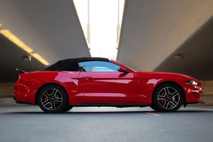 Ford Mustang VII, 2023 кабриолет  класса в Дубае от Alligator Car Rental красный цвет | AUTO.AE