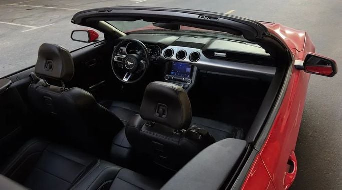 Ford Mustang VII, 2023 кабриолет  класса в Дубае от Alligator Car Rental красный цвет | AUTO.AE