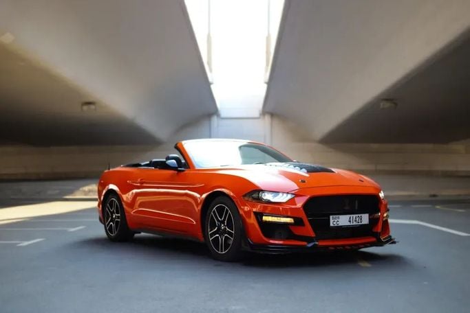 Ford Mustang VI Рестайлинг, 2022 кабриолет стандарт класса в Дубае от Alligator Car Rental оранжевый цвет | AUTO.AE