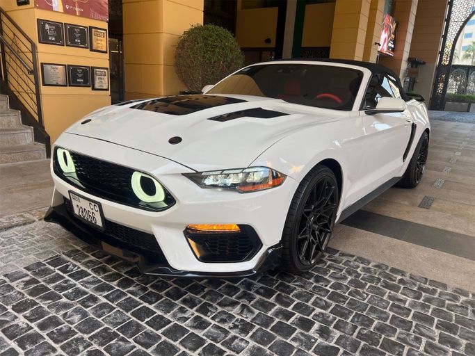 Ford Mustang شد الوجه السادس, 2023 قياسي قابلة للتحويل للتأجير في في دبي من Lite Rent، اللون أبيض | AUTO.AE
