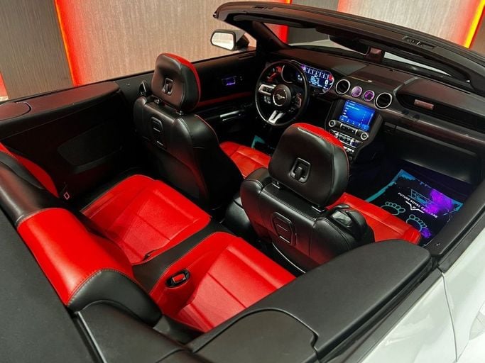 Подержанный Ford Mustang VI Рестайлинг, 5.0 л, 2022 в Дубае от A Class Motors Белый цвет.  | AUTO.AE