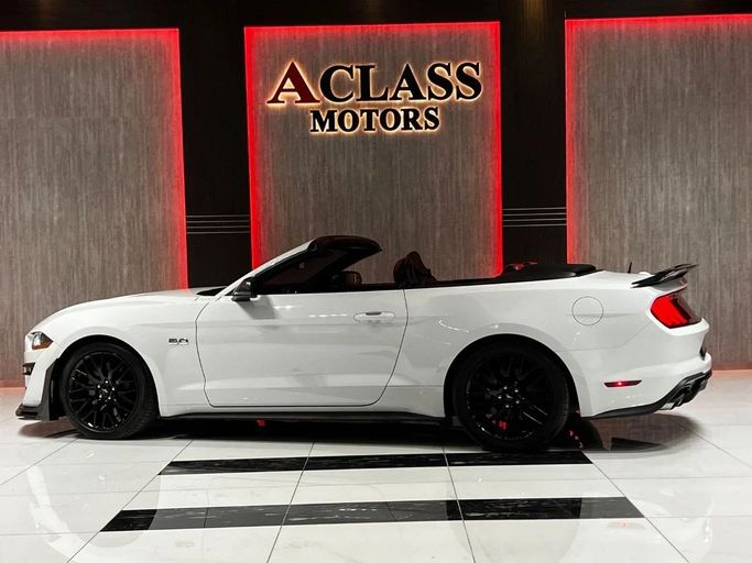 Подержанный Ford Mustang VI Рестайлинг, 5.0 л, 2022 в Дубае от A Class Motors Белый цвет.  | AUTO.AE