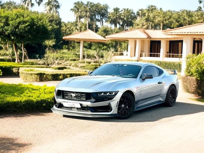Подержанный Ford Mustang VII, 2.3 л, 2024 в Дубае от Andaleeb Cars Серый цвет. Американская | AUTO.AE