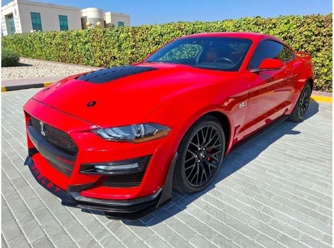 Подержанный Ford Mustang VI Рестайлинг, 5.0 л, 2022 в Дубае от Barkat Alrahmen Motors Красный цвет. Корейская | AUTO.AE
